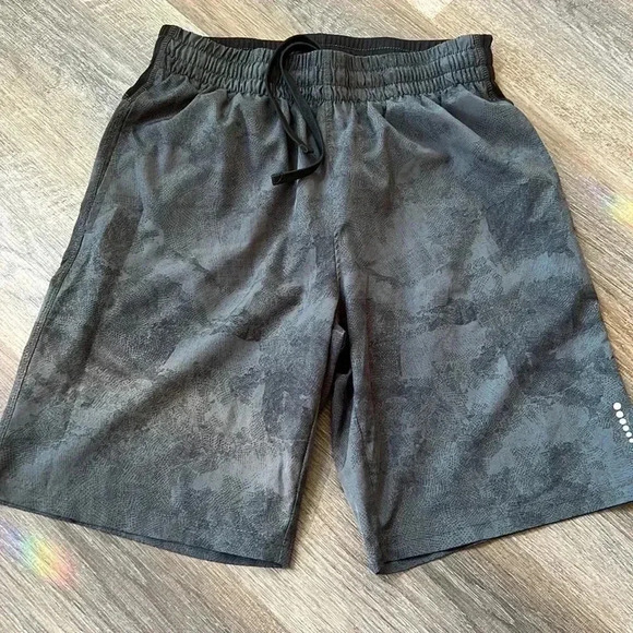 (16)  Balance collection shorts - Picture 1 of 2